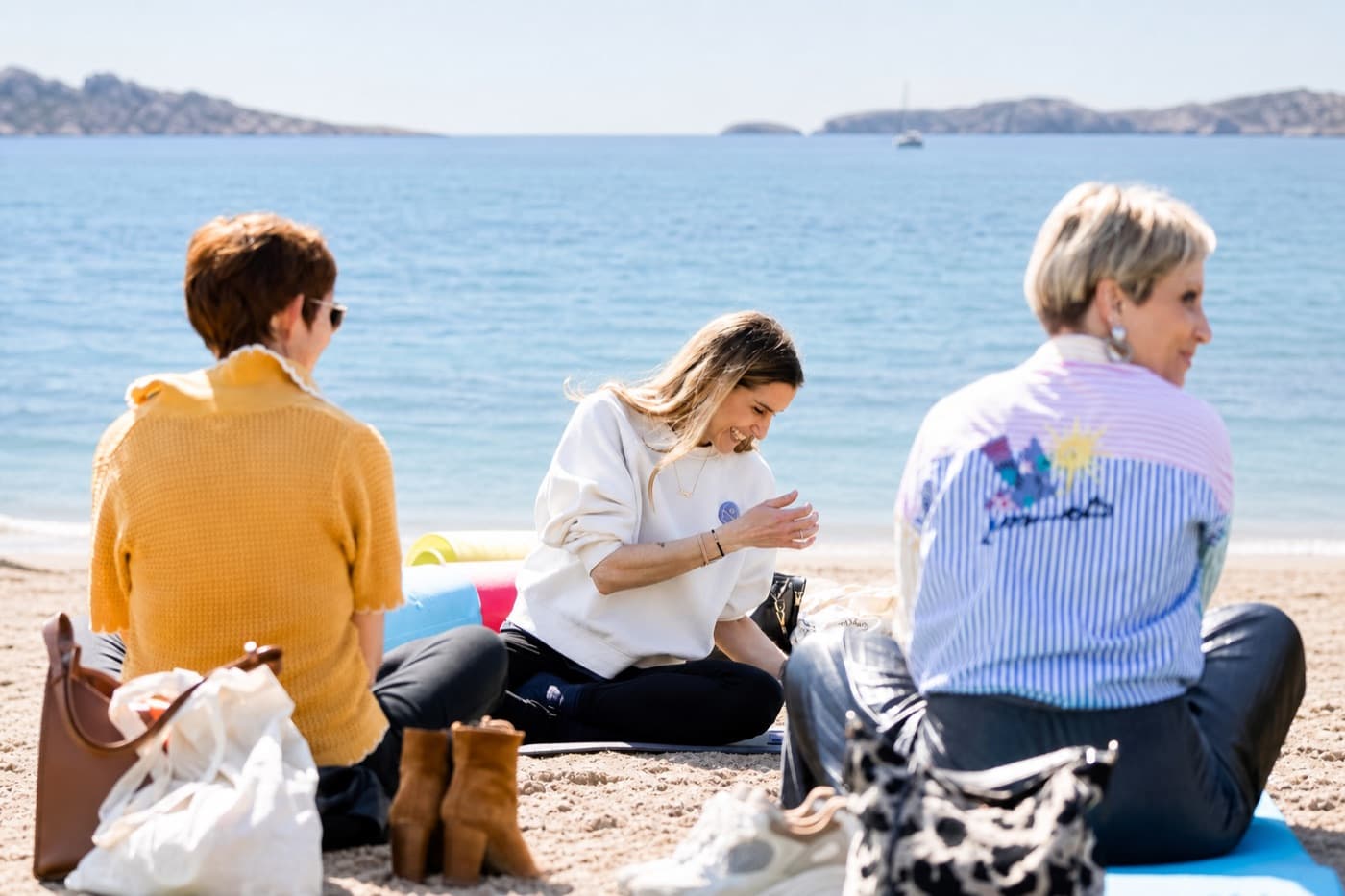 Séance de yoga en petit groupe sur une plage de Marseille