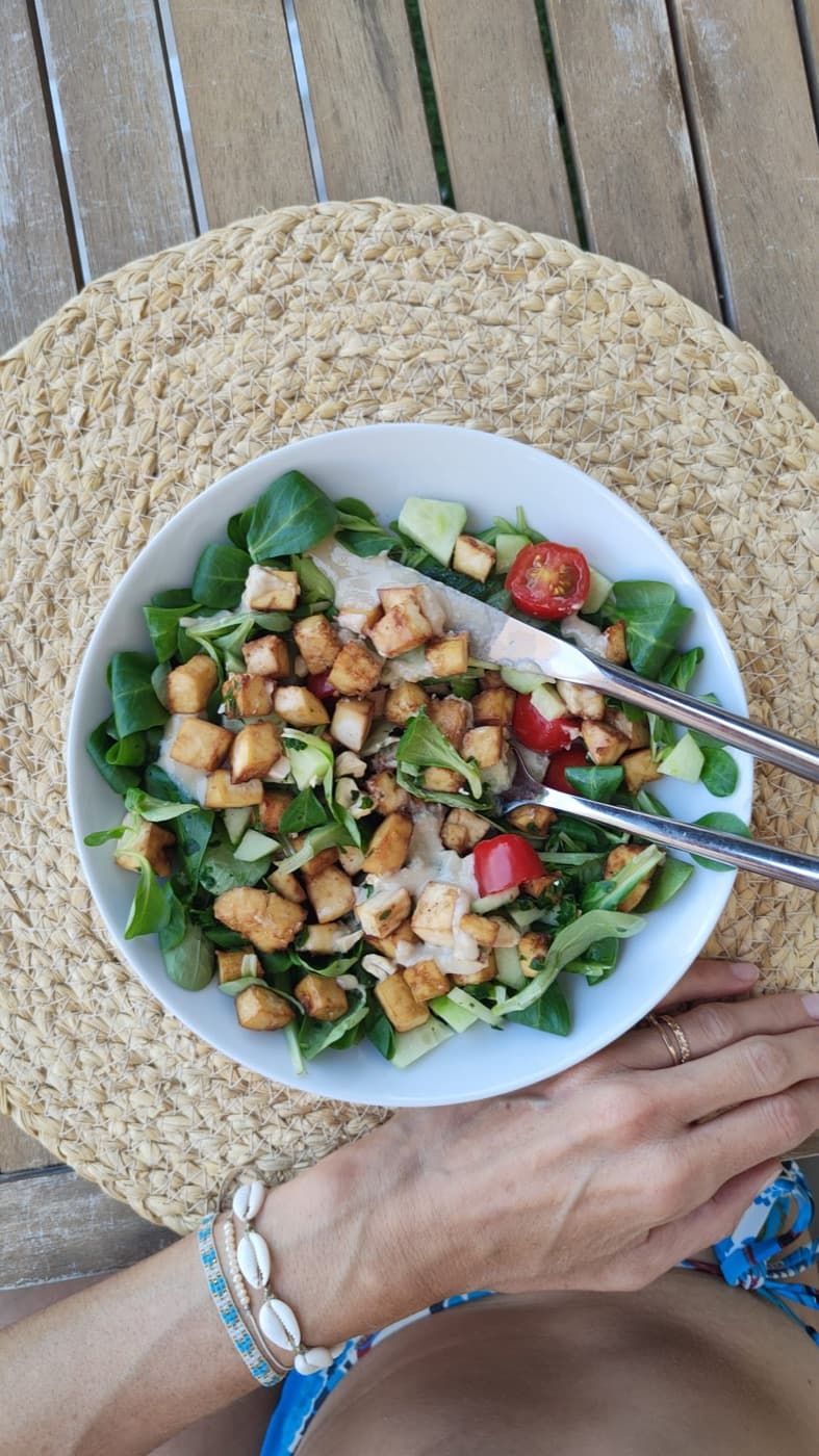 Bol de salade préparé lors d'un atelier nutrition